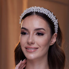 Load image into Gallery viewer, Elegant Crystal Beads and Pearls Hairband