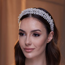 Load image into Gallery viewer, Elegant Crystal Beads and Pearls Hairband