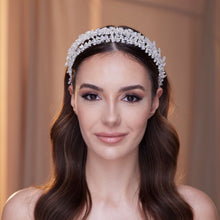 Load image into Gallery viewer, Elegant Crystal Beads and Pearls Hairband