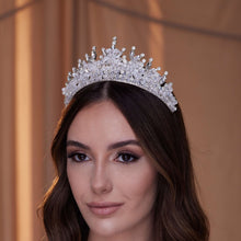 Load image into Gallery viewer, Crystal Wedding Tiara