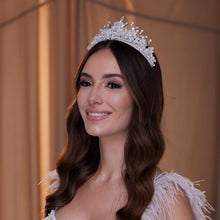 Load image into Gallery viewer, Crystal Wedding Tiara