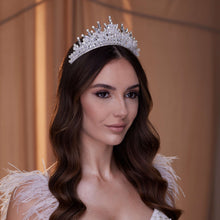 Load image into Gallery viewer, Crystal Wedding Tiara