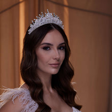 Load image into Gallery viewer, Crystal Wedding Tiara