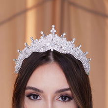 Load image into Gallery viewer, Crystal Wedding Tiara