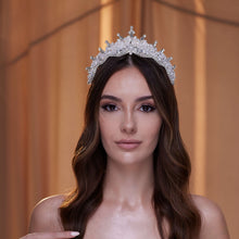 Load image into Gallery viewer, Crystal Wedding Tiara