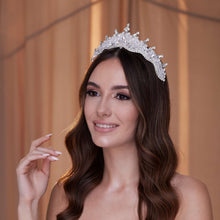 Load image into Gallery viewer, Crystal Wedding Tiara