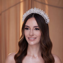Load image into Gallery viewer, Elegant Bridal Crystal Tiara