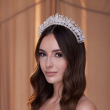 Load image into Gallery viewer, Elegant Bridal Crystal Tiara