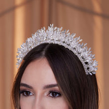 Load image into Gallery viewer, Elegant Bridal Crystal Tiara