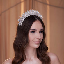 Load image into Gallery viewer, Elegant Bridal Crystal Tiara