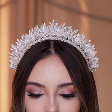 Load image into Gallery viewer, Elegant Bridal Crystal Tiara