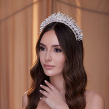 Load image into Gallery viewer, Elegant Bridal Crystal Tiara