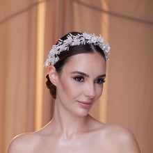 Load image into Gallery viewer, Elegant Bridal Hairband with Pearl