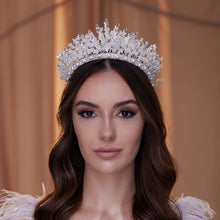 Load image into Gallery viewer, Elegant  Pearl Bridal Tiara