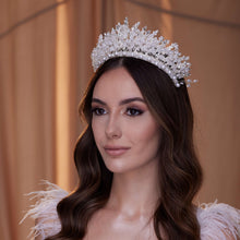 Load image into Gallery viewer, Elegant  Pearl Bridal Tiara