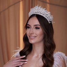Load image into Gallery viewer, Elegant  Pearl Bridal Tiara