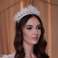 Load image into Gallery viewer, Elegant  Pearl Bridal Tiara