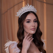 Load image into Gallery viewer, Sparkling Bridal Tiara