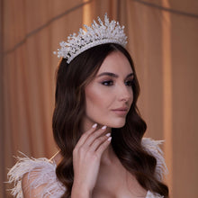 Load image into Gallery viewer, Sparkling Bridal Tiara