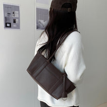 Load image into Gallery viewer, Retro Large Capacity PU Leather Underarm Bag for Women | Vegan Leather Shoulder Bag with Zipper Pockets
