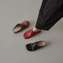 Load image into Gallery viewer, Women's Tabi Split-Toe Leather Flats | Full Grain Cowhide Slip-On Mules