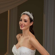 Load image into Gallery viewer, Elegant Bridal Hair Vine with Pearls