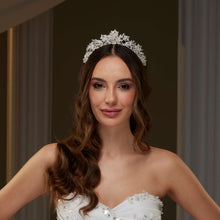 Load image into Gallery viewer, Elegant Crystal Wedding Tiara