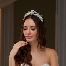 Load image into Gallery viewer, Elegant Crystal Wedding Tiara