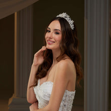 Load image into Gallery viewer, Elegant Crystal Wedding Tiara