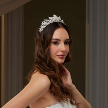 Load image into Gallery viewer, Elegant Crystal Wedding Tiara