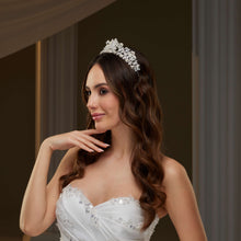 Load image into Gallery viewer, Crystal &amp; Pearl Wedding Tiara