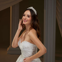 Load image into Gallery viewer, Crystal and Pearl Wedding Tiara