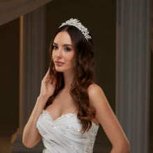 Load image into Gallery viewer, Elegant Crystal Tiara