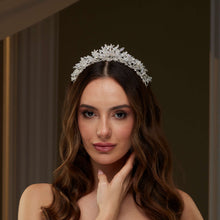 Load image into Gallery viewer, Elegant Crystal Tiara