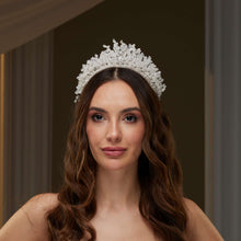 Load image into Gallery viewer, Elegant Crystal Bridal Tiara