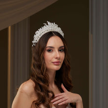Load image into Gallery viewer, Elegant Crystal Bridal Tiara
