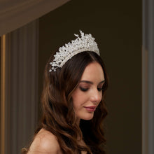 Load image into Gallery viewer, Elegant Crystal Bridal Tiara
