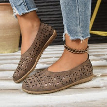Load image into Gallery viewer, Women's Chunky Heel Pumps | Full-Grain Leather Wide-Fit Heels