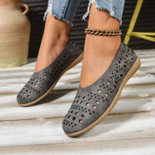Load image into Gallery viewer, Women's Chunky Heel Pumps | Full-Grain Leather Wide-Fit Heels