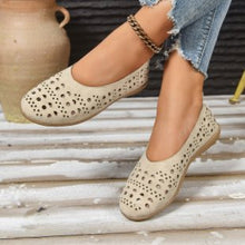 Load image into Gallery viewer, Women's Chunky Heel Pumps | Full-Grain Leather Wide-Fit Heels