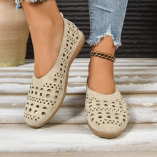 Load image into Gallery viewer, Women's Chunky Heel Pumps | Full-Grain Leather Wide-Fit Heels