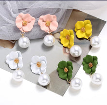 Load image into Gallery viewer, Flower Shaped Stud Earrings