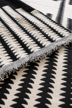 Load image into Gallery viewer, Amira Throw Blanket