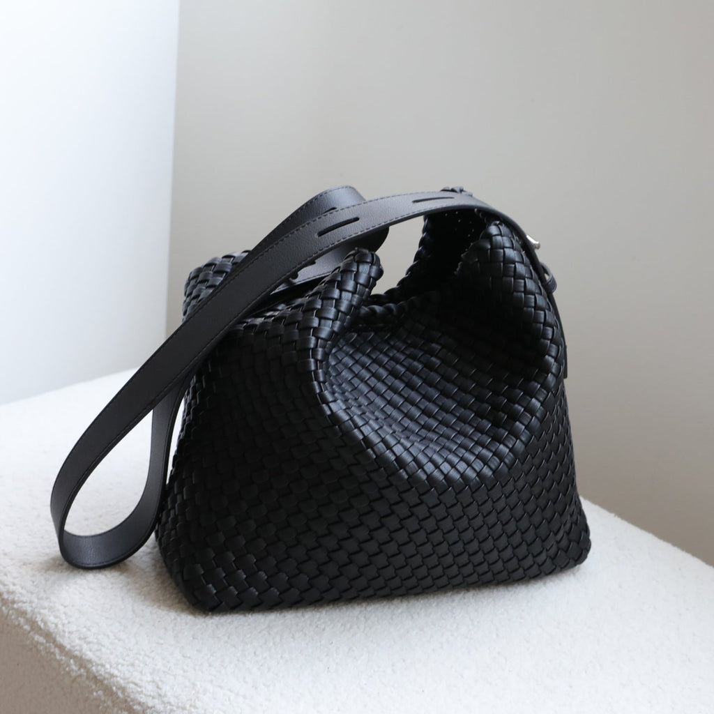 Large-Capacity Woven Bucket Shoulder Bag – Retro Commuter Underarm Bag