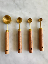 Load image into Gallery viewer, Montecito Acacia Wood and Gold Measuring Cups – Modern Kitchen Essentials