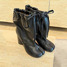 Load image into Gallery viewer, Women's Split-Toe Leather Boots - Mid-Calf Chunky Heel Lace-Up Boots