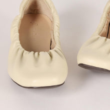 Load image into Gallery viewer, The Drop Women's Paige Scrunch Ballet Flat