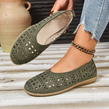 Load image into Gallery viewer, Women's Chunky Heel Pumps | Full-Grain Leather Wide-Fit Heels