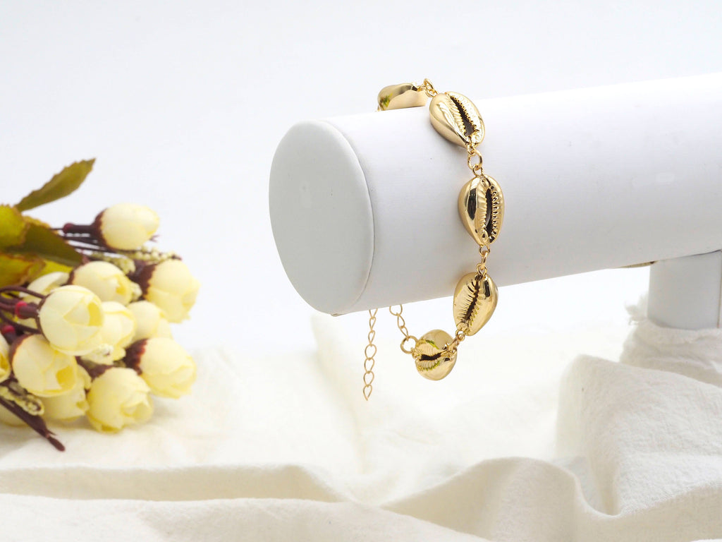 Gold Cowrie Shell bracelet, V40