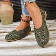 Load image into Gallery viewer, Women's Chunky Heel Pumps | Full-Grain Leather Wide-Fit Heels